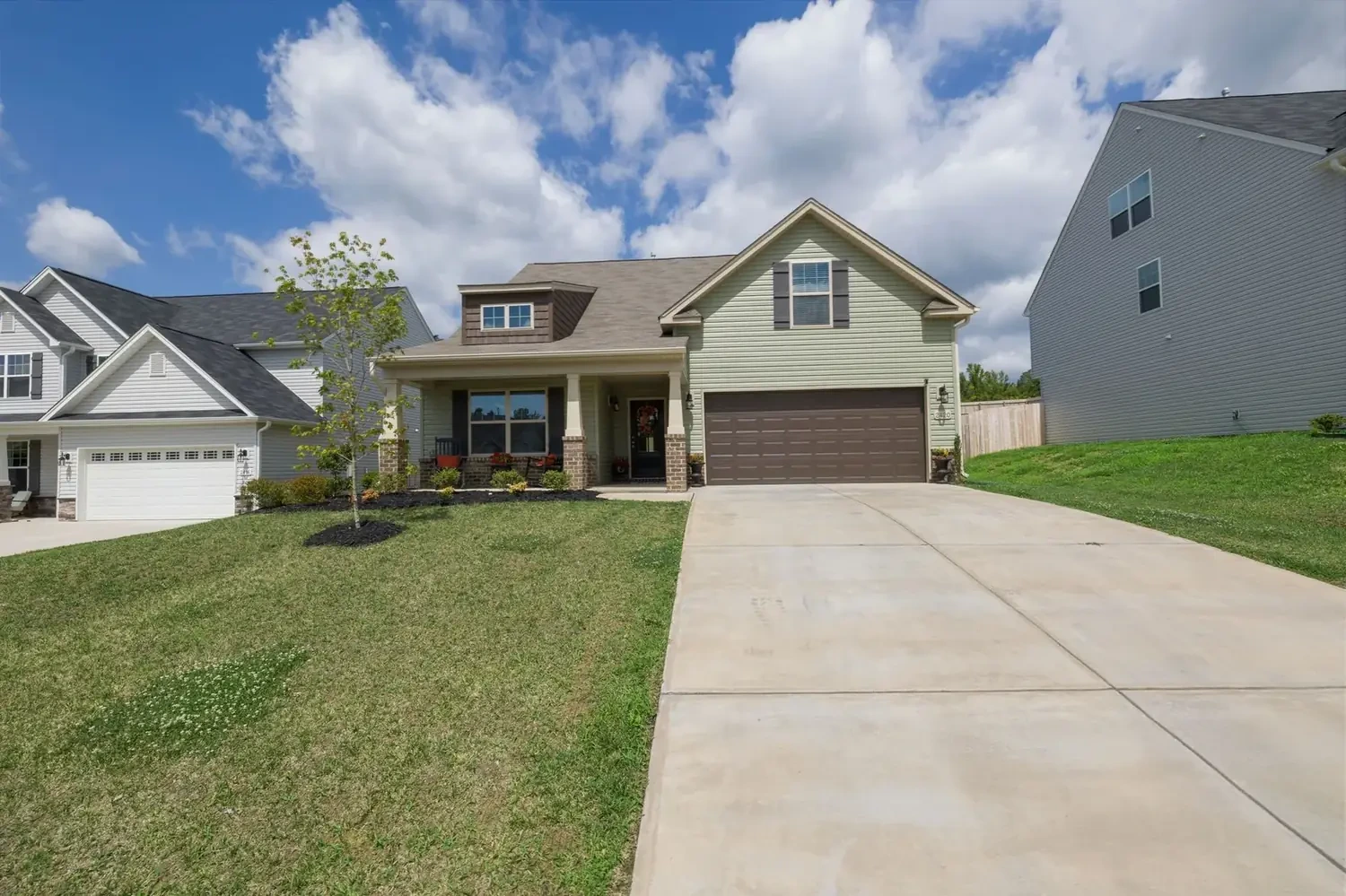 Single family home with a driveway in Scott